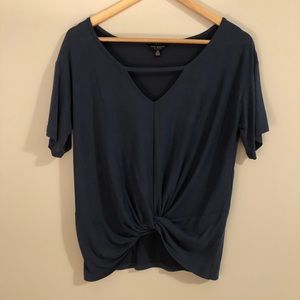 T-shirt with twist in the front